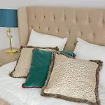 Elegant City Center Apartment 7A
