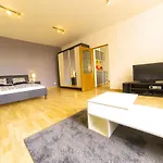 Meyo Apartments At Main Square