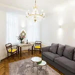 Luxury Apartment Pod Zyrandolem