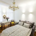 Luxury Apartment Pod Zyrandolem