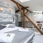 Ruumz Bed & Rest