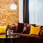 Kings City - Old Town Apartment
