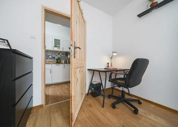 3 Bedroom Apartment In The Green Heart Of Cracow - By Upstairs