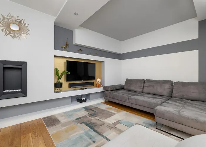 Excellent Krakow Apartment With Parking & Balcony By Noclegi Renters