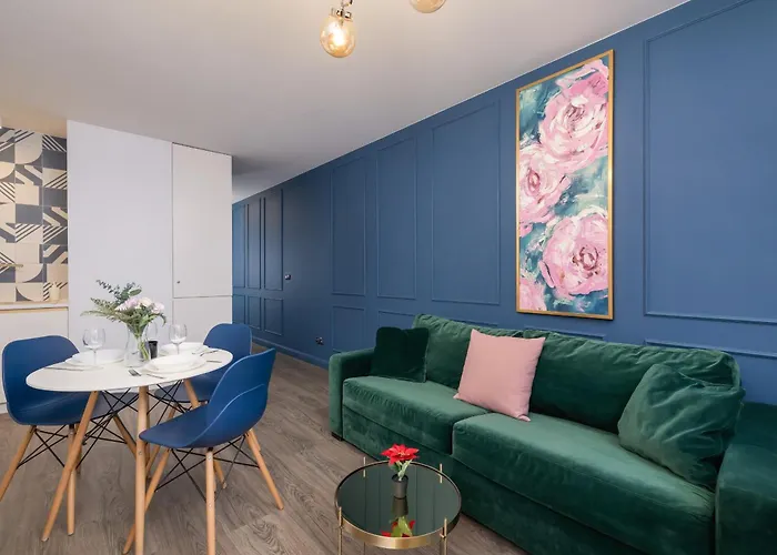 Blue And Green Apartment With Bright Pink Bedroom In Krakow By Noclegi Renters