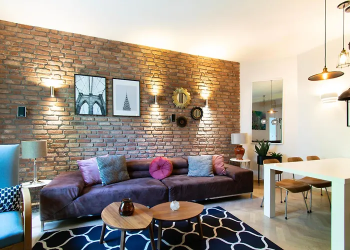Spacious 3Br Apartment With Ac In Living Room, 2 Balconies