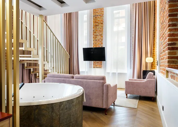 Golden Queen Deluxe Jacuzzi Apartments - Old Town