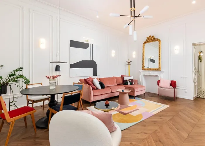 Estery Colourful Luxury Apartment