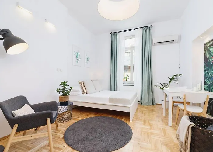 Private Parking - Old Town - Sw Krzyza 16 Street