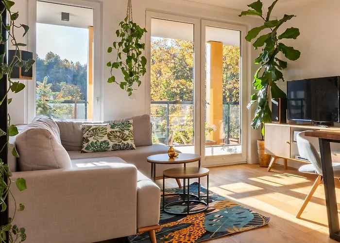 Green Oasis - Free Parking, Big Balcony, Private Park