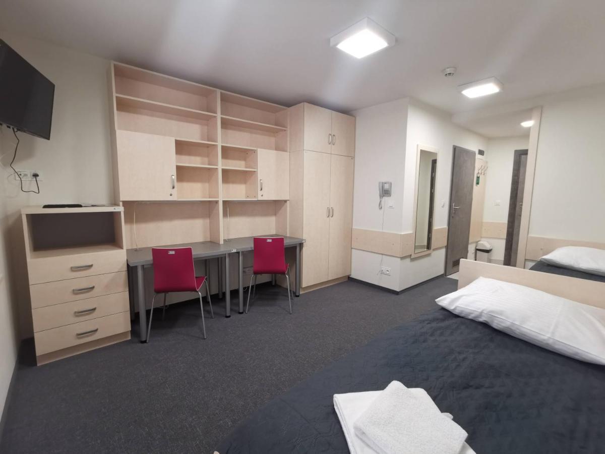Dom Studencki Zaulek Hostel *