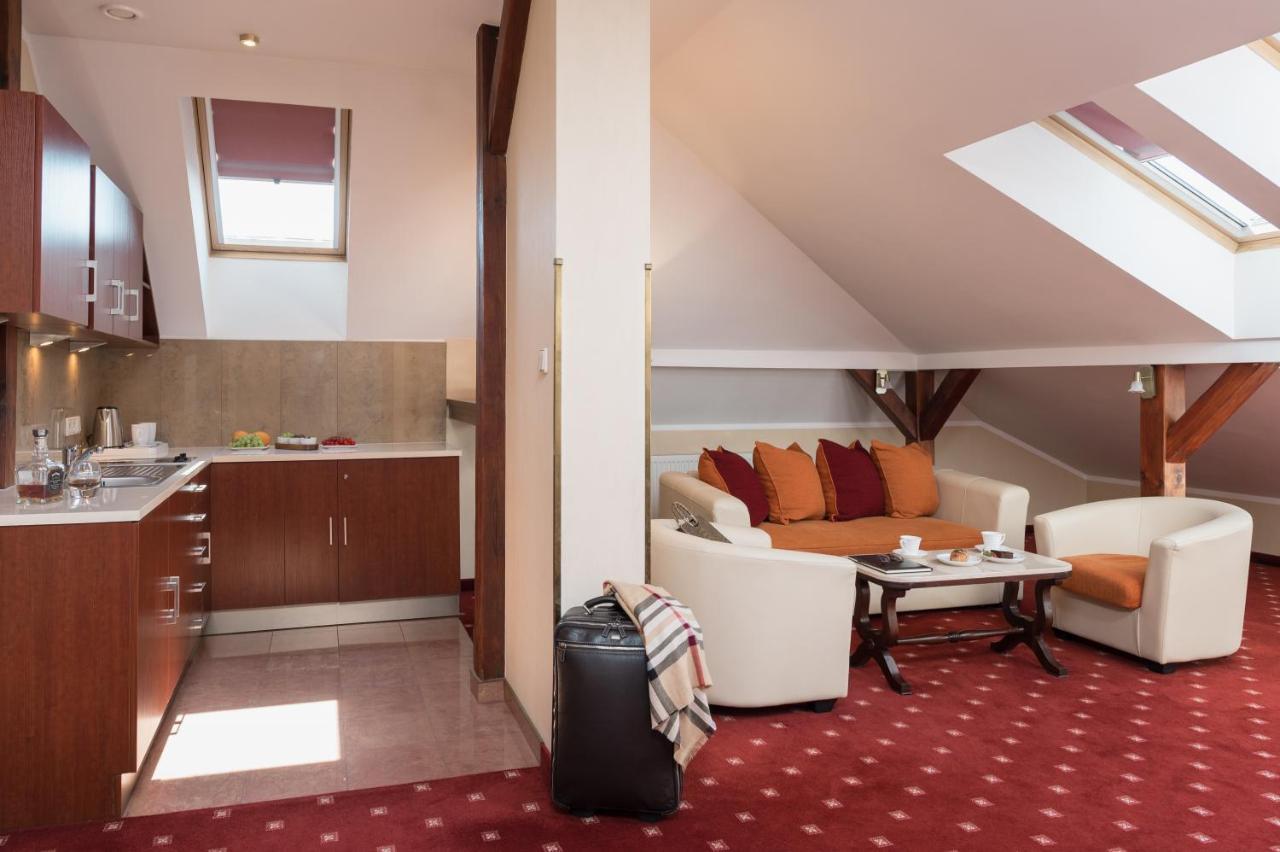 Hotel Booking Crown Piast & Spa