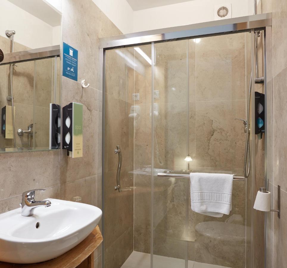 Batory Annex Hotel 2*