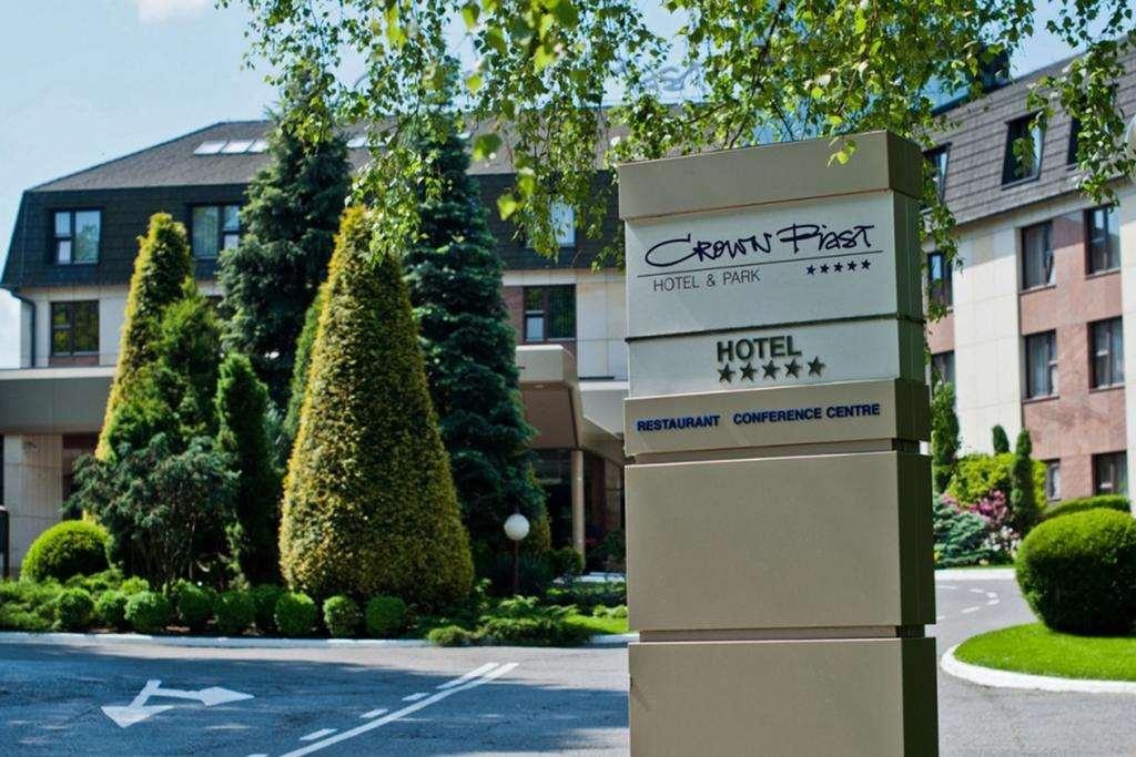 Booking Crown Piast & Spa Hotel