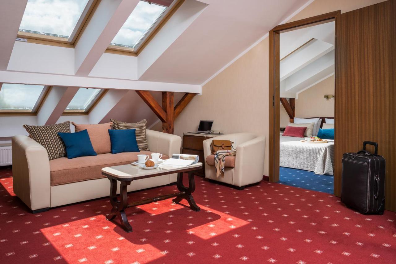 Hotel Booking Crown Piast & Spa