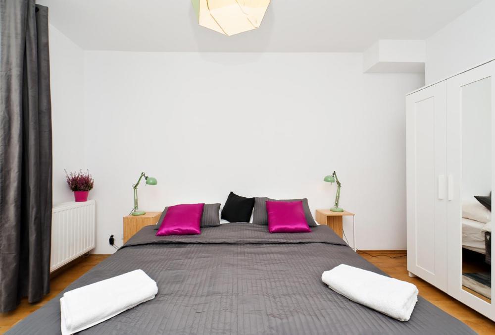 Cozy & Big In Old Town Apartment