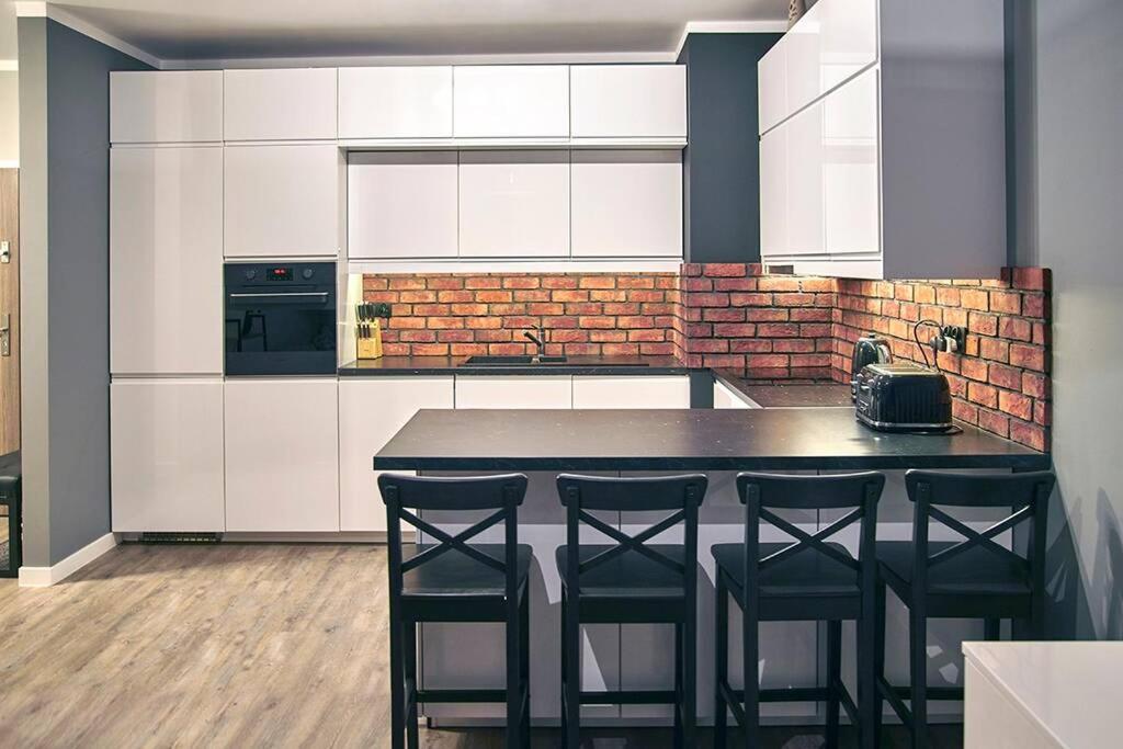Uroczy Z Garazem Apartment