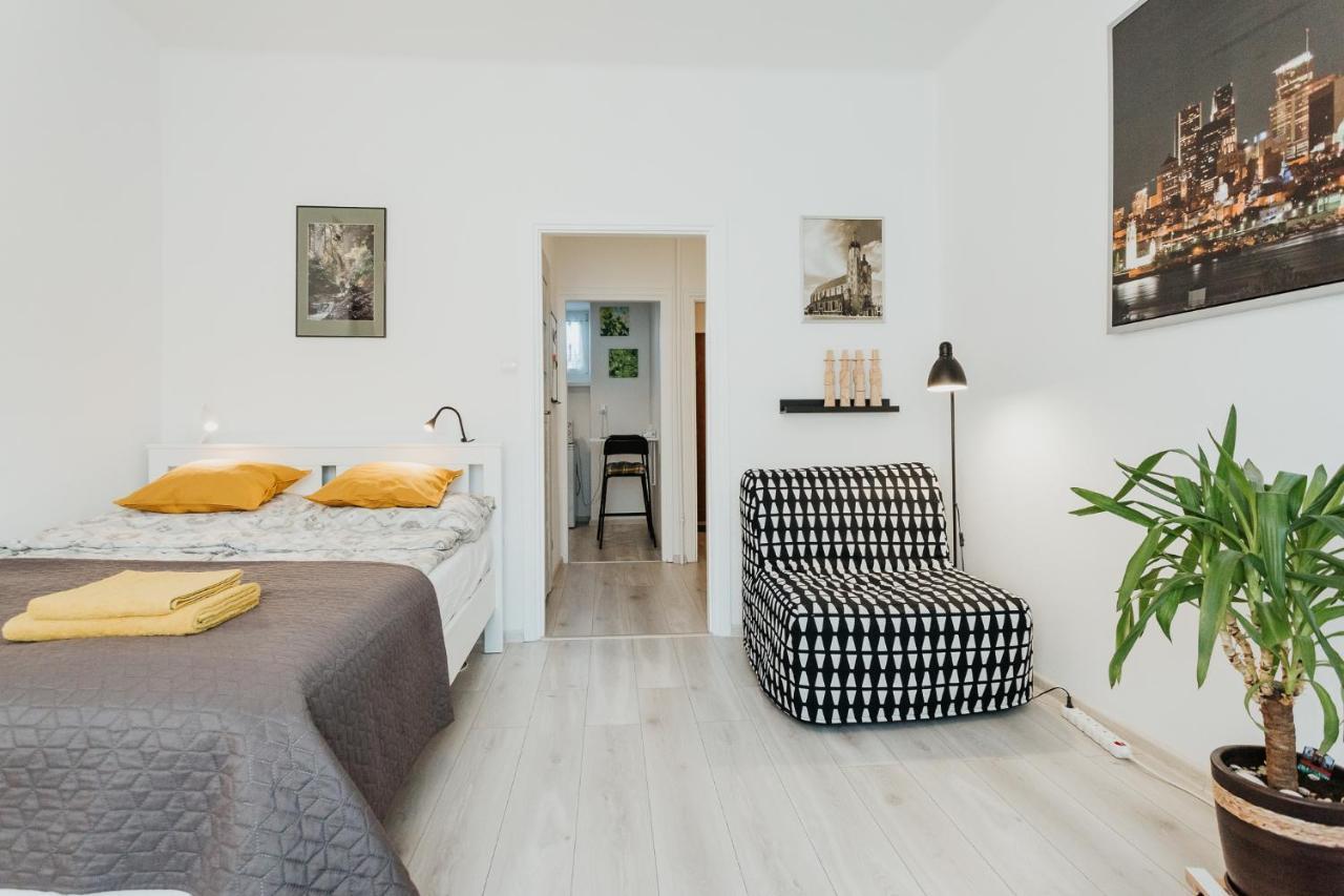 Charming Old Town & Jewish District, Quiet Neighborhood Apartment *