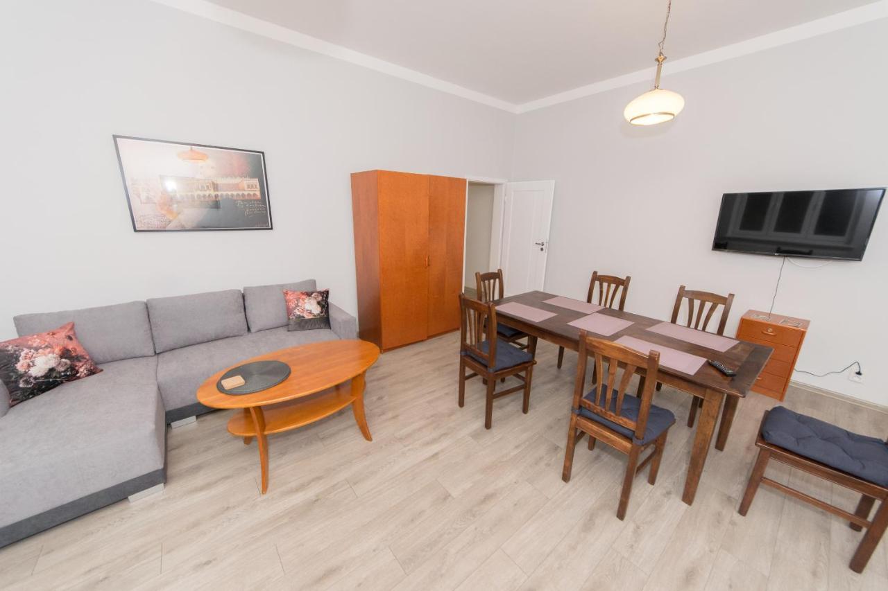 Apartment Location On Main Square P4you Pl *