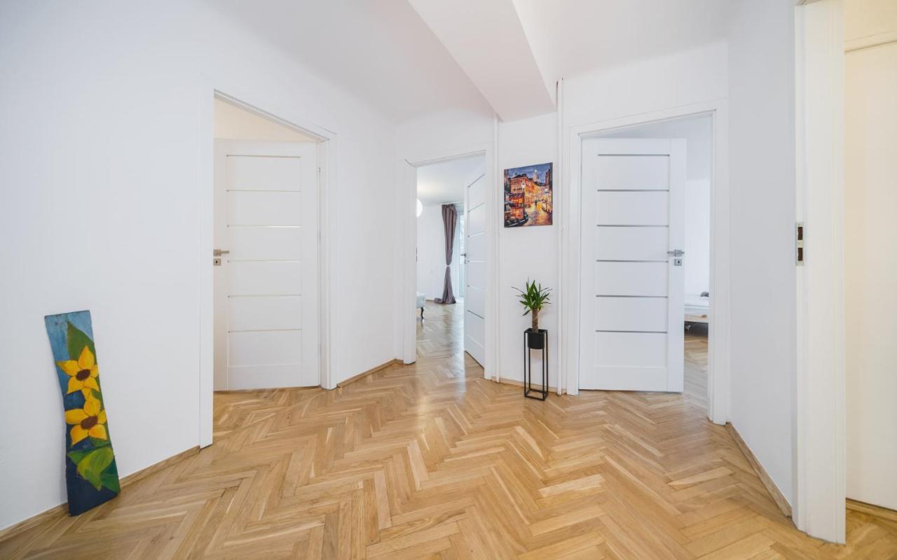 Sunshine Parkside Hideaway - 3 Bedroom - By Upstairs Krakow