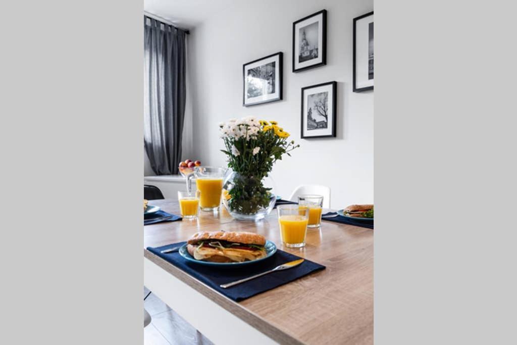 Househost Apartament: świętego Krzyża Street Apartament