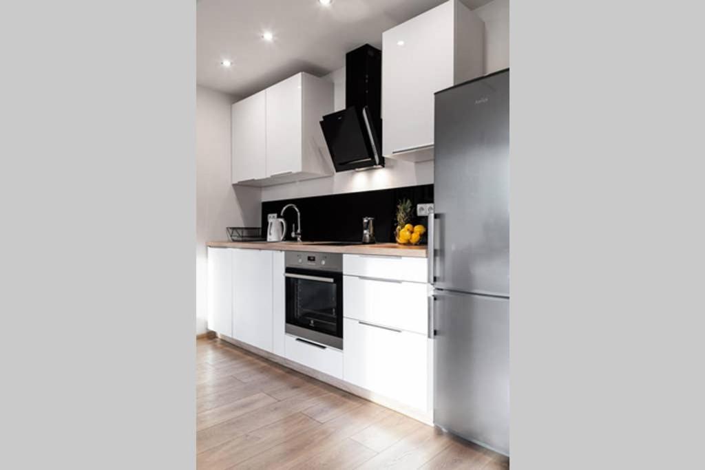 Househost Apartament: świętego Krzyża Street Apartament *
