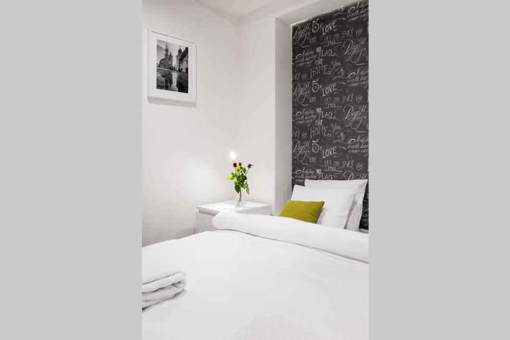 Househost Apartament: świętego Krzyża Street Apartament Kraków