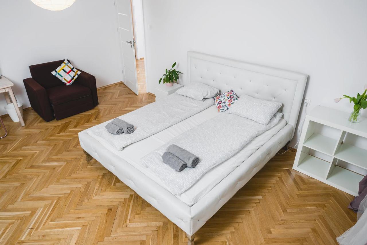 Sunshine Parkside Hideaway - 3 Bedroom - By Upstairs Apartment *