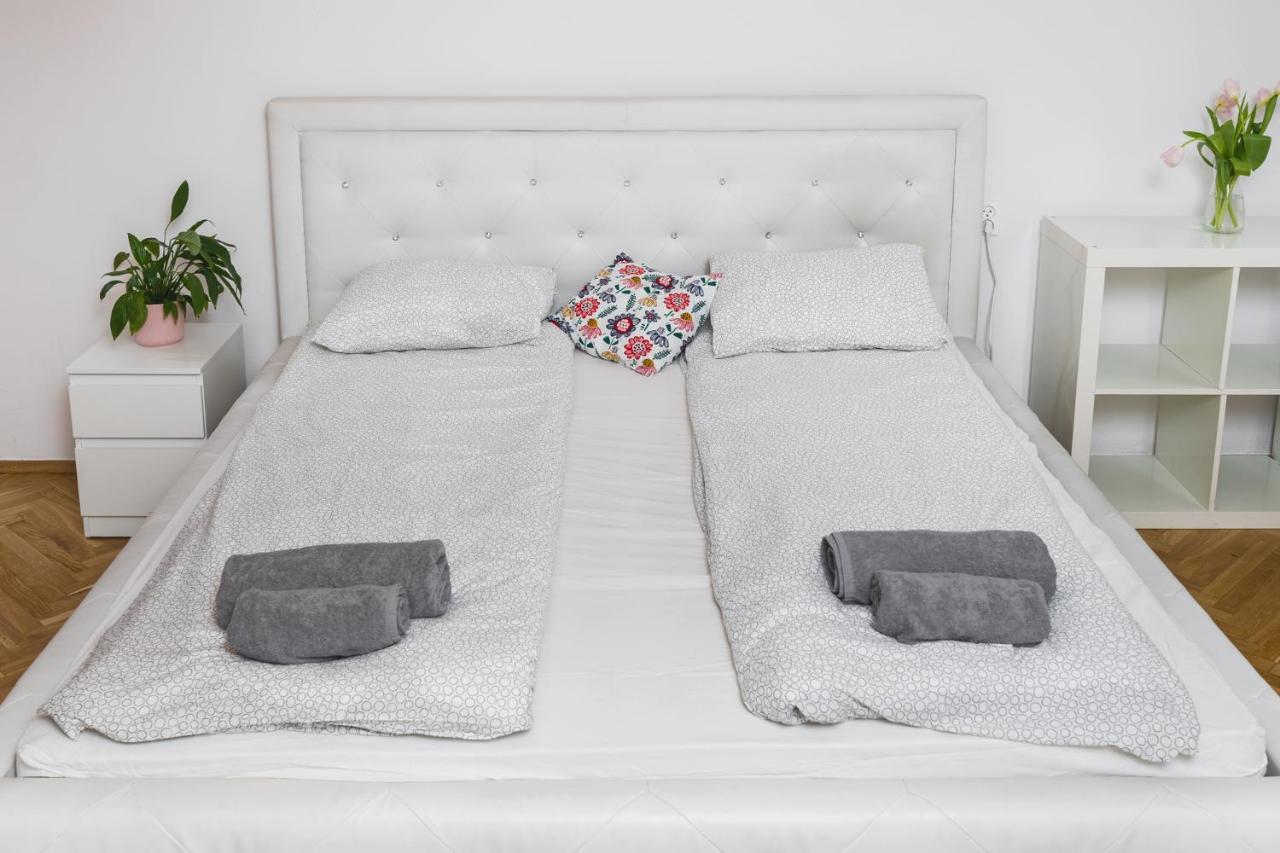 Sunshine Parkside Hideaway - 3 Bedroom - By Upstairs Appartement Krakau