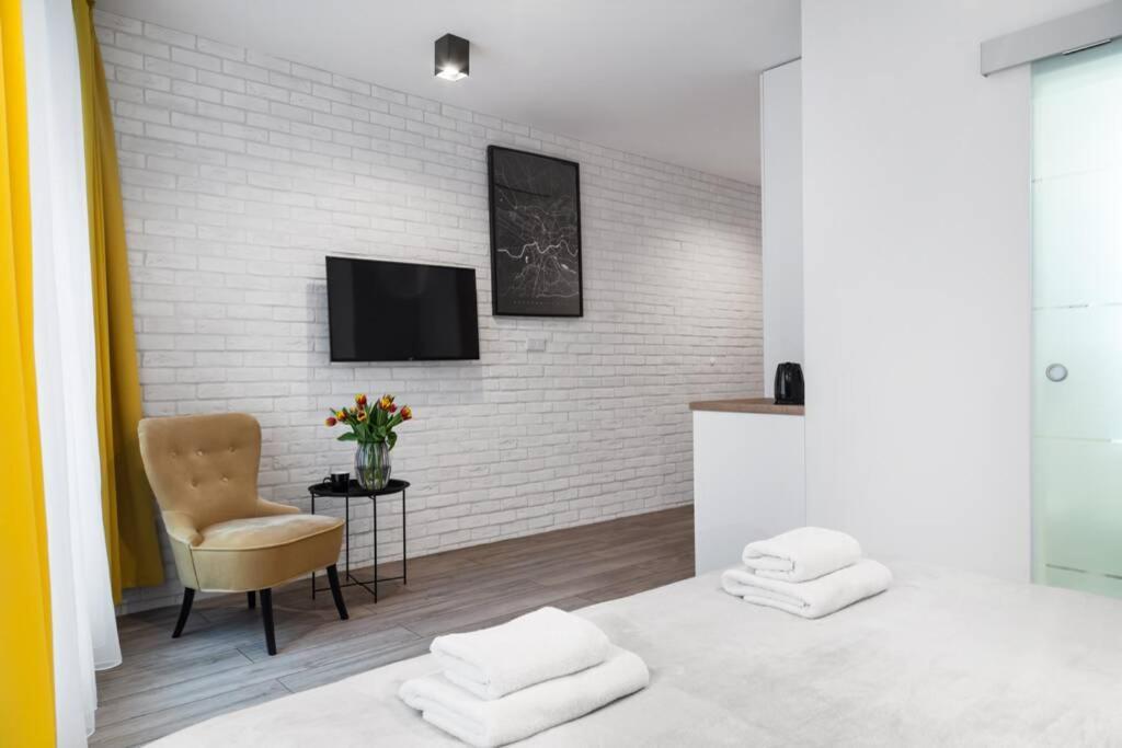 Househost Apartment: Miodowa 42/8b Street Apartment *