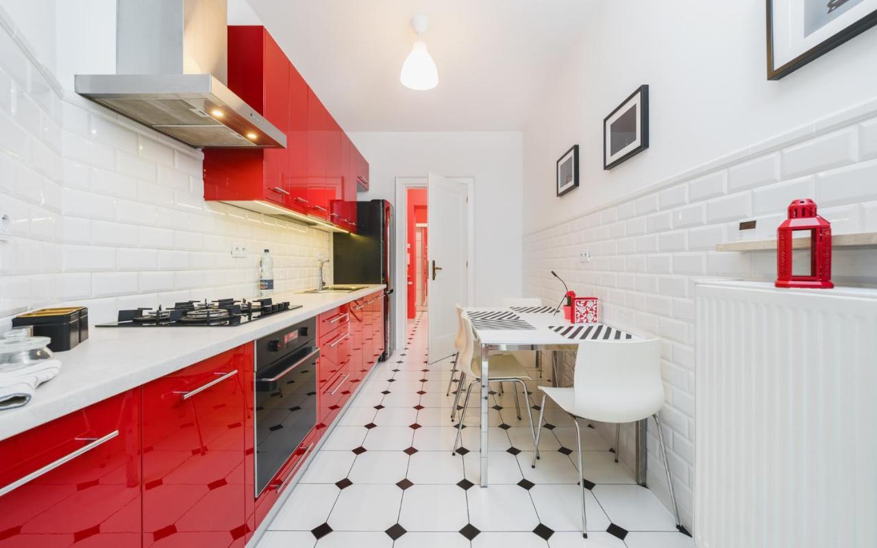 Modern Urban Escape - Old Town - By Upstairs *