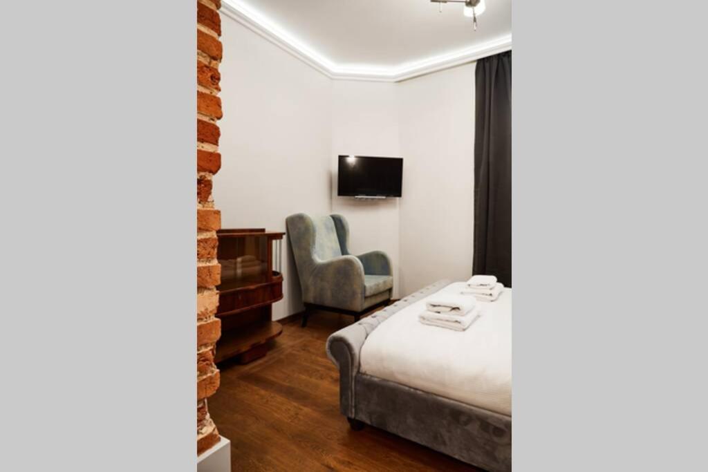 Househost Ii: Studencka Street