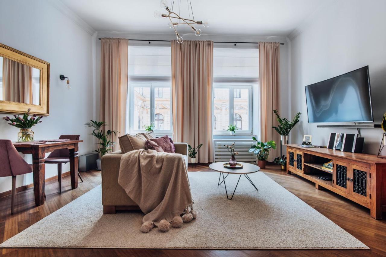 Szpitalna 20 Nr 8 *