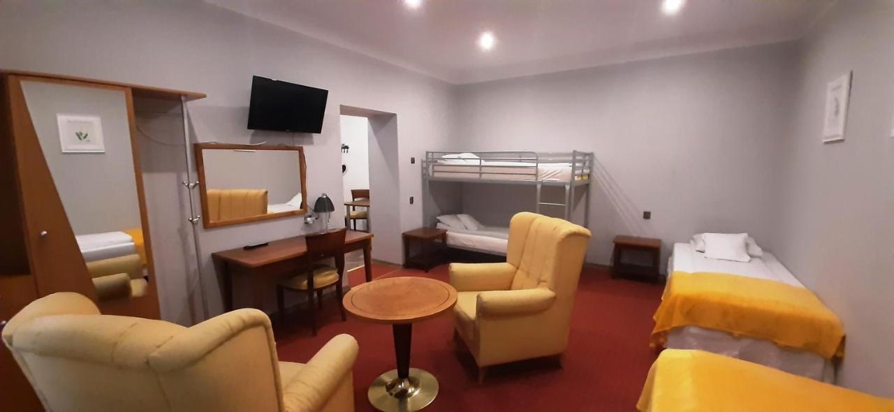 Red Carpet Hostel *