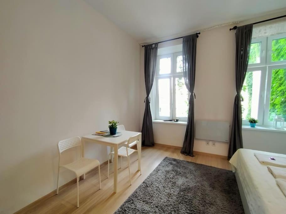 Bright Josefa For Two *