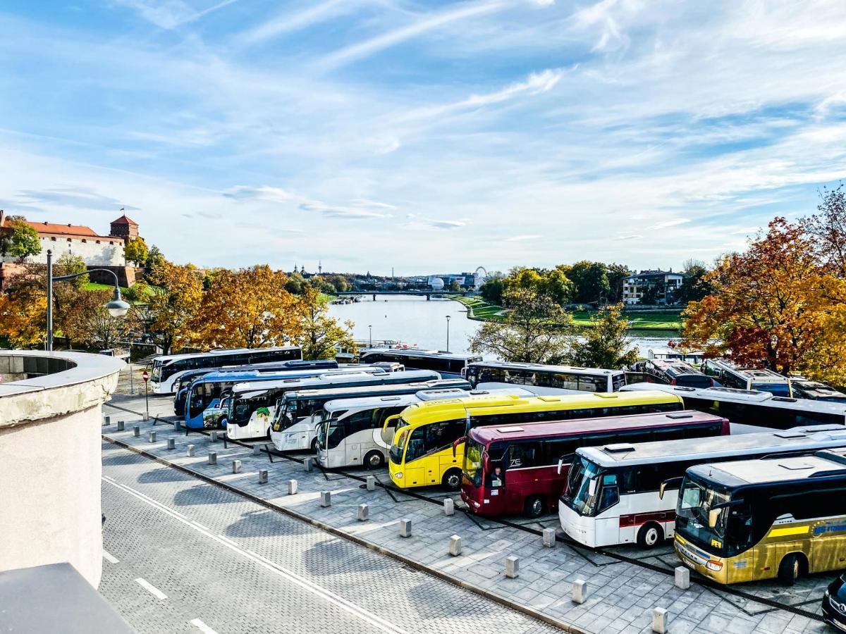 Next To Wawel Castle, Vistula River & Old Town Cracow * Cracóvia