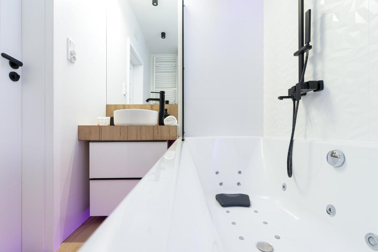 Apartment Movie Jacuzzi At The Main Station By Renters *