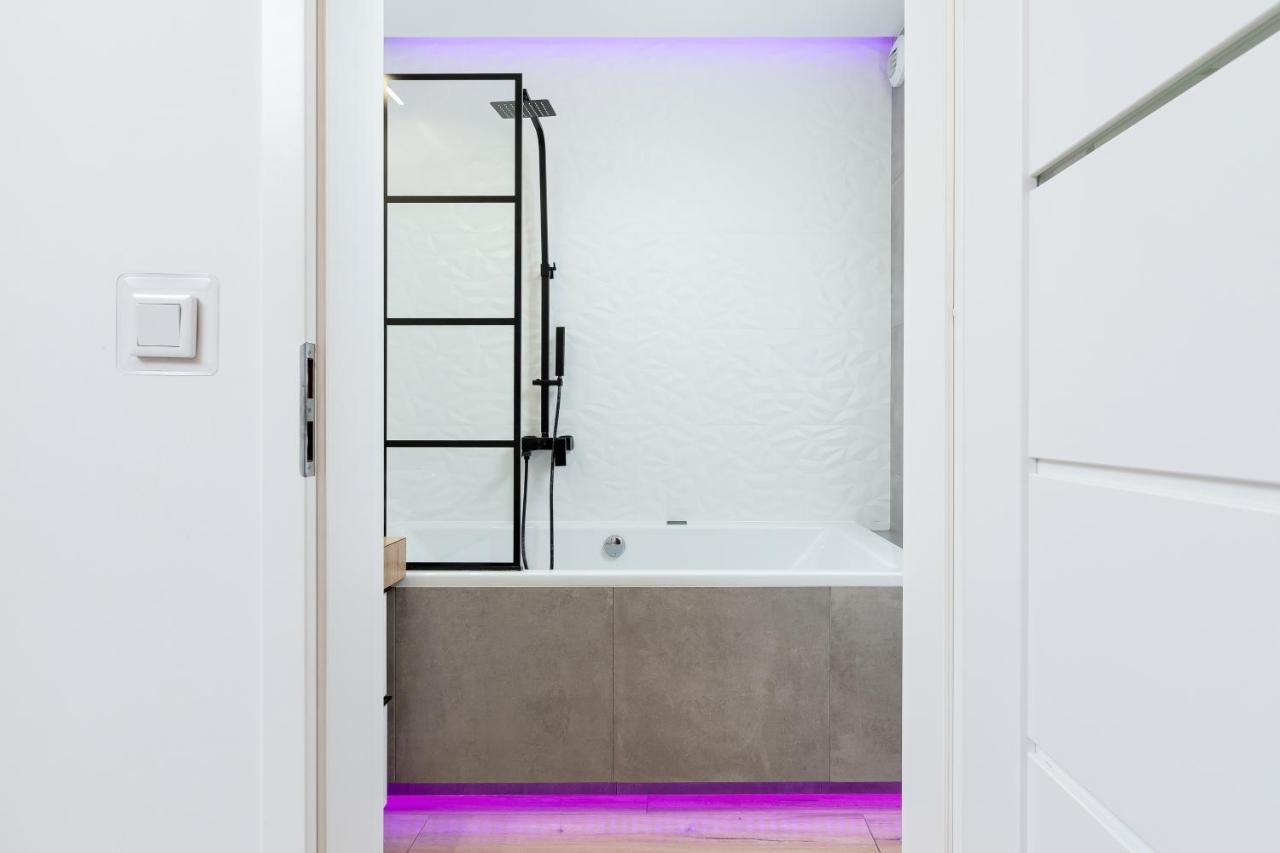 Apartment Movie Jacuzzi At The Main Station By Renters Krakau