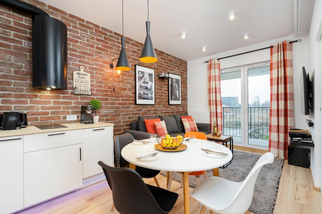 Movie Jacuzzi At The Main Station By Renters Apartment *