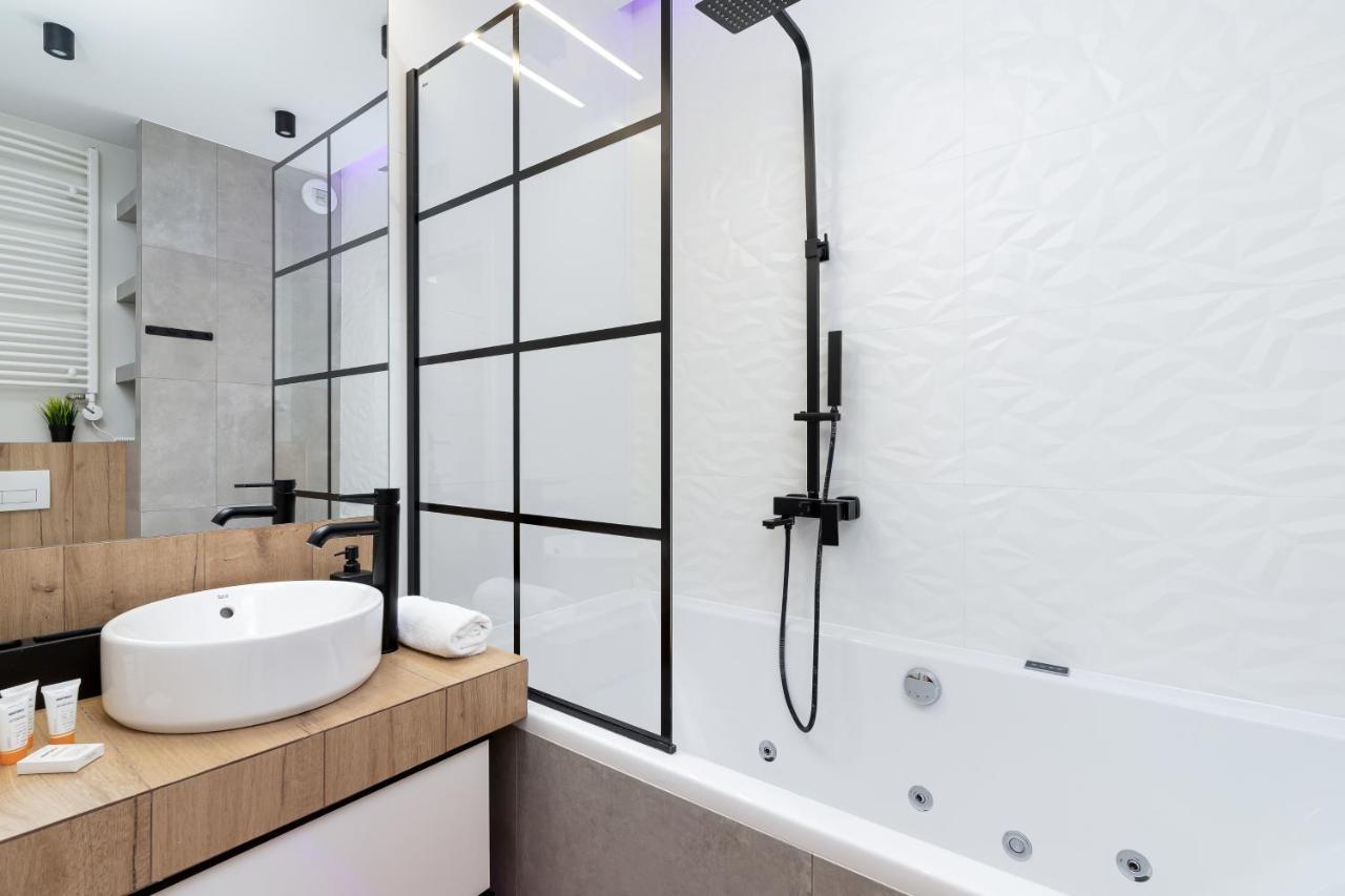 Movie Jacuzzi At The Main Station By Renters Apartment Krakau