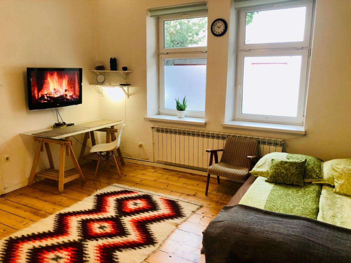 Apartment In Ivy Covered House, Near Old Town *