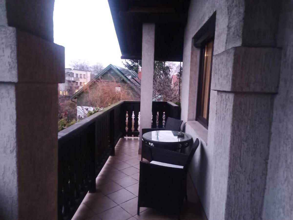 W Domu Z Duzym Ogrodem Krakow