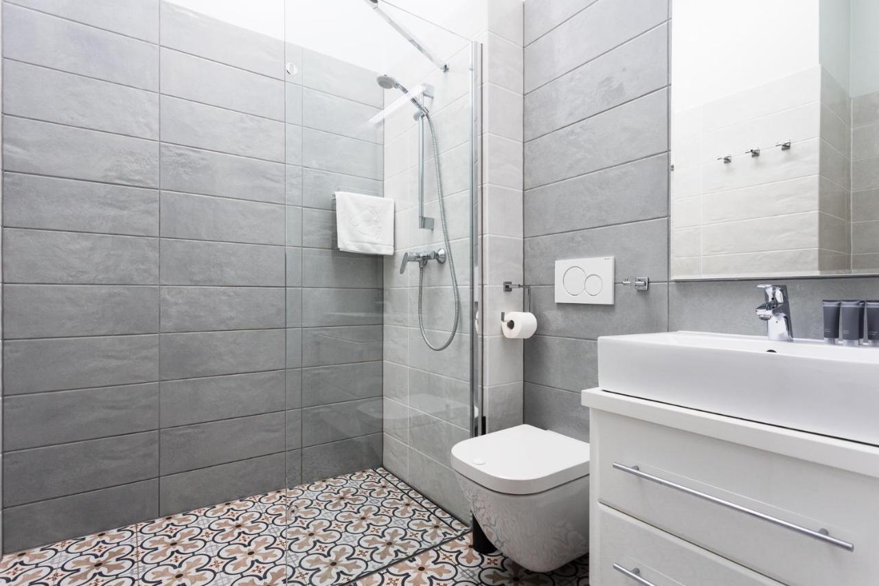 Of The Kings - Mosaic Apartment