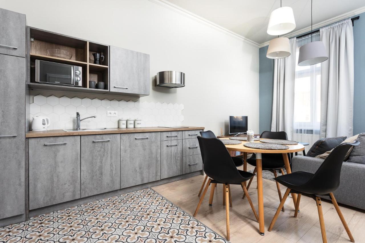 Of The Kings - Mosaic Apartment