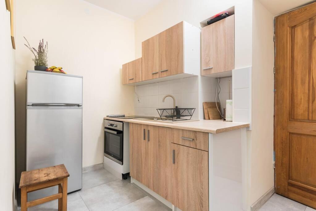 Bosacka X 1' Main Train & Bus Station - By Upstairs Apartament *
