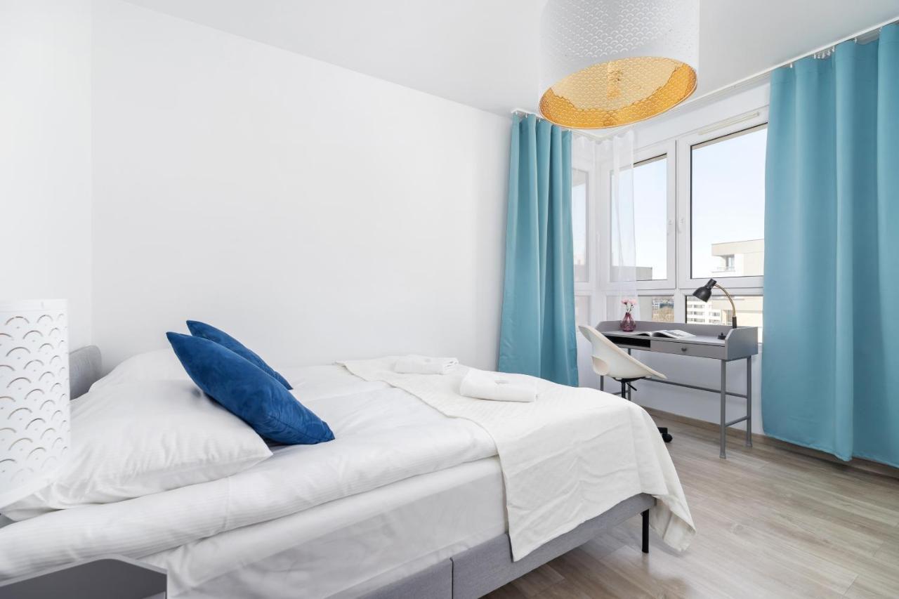 Avia Three Bedroom Two Balcony Ac & Parking By Renters Apartamento Cracóvia