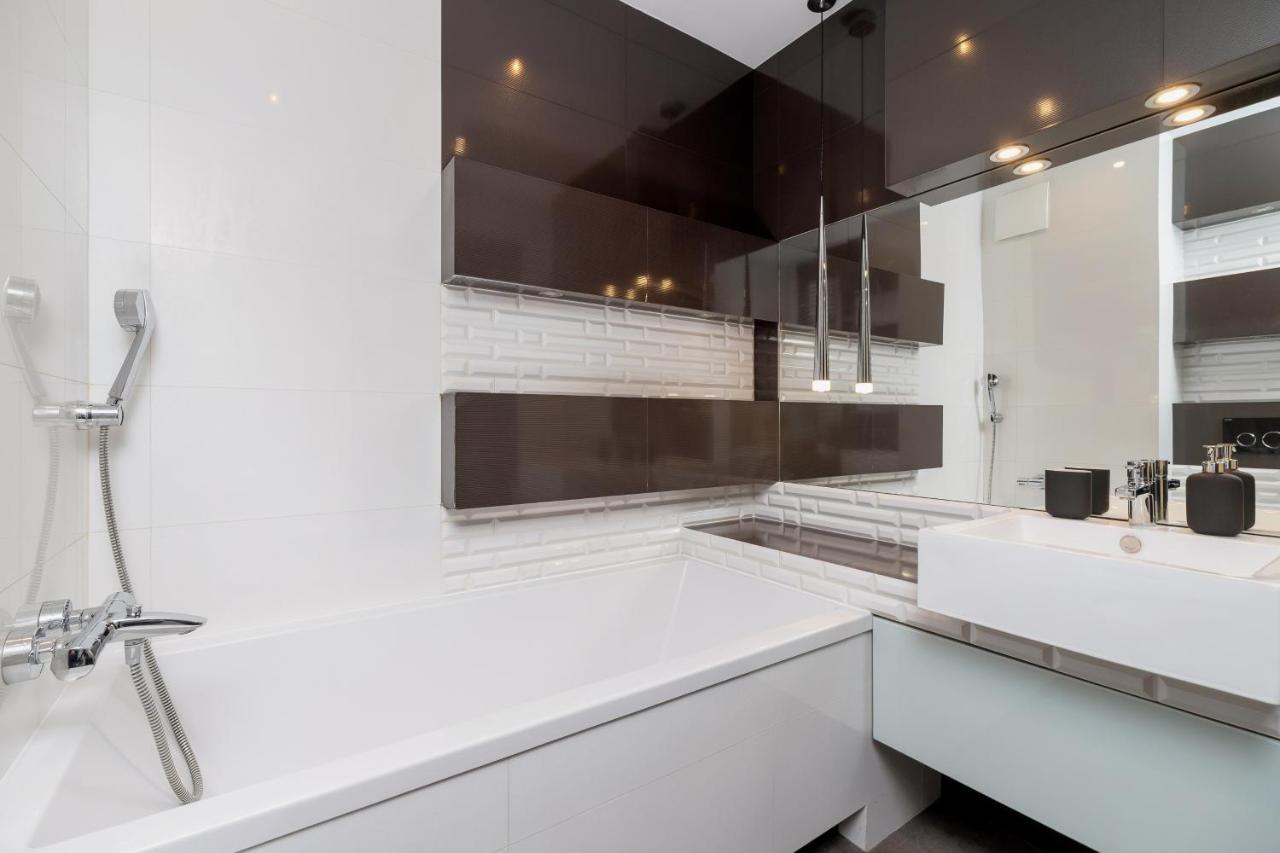 Avia Three Bedroom Two Balcony Ac & Parking By Renters Apartment *