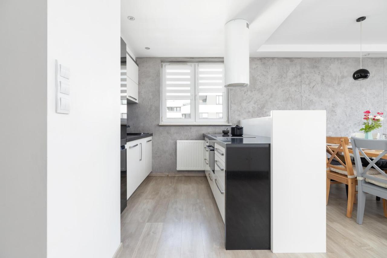 Avia Three Bedroom Two Balcony Ac & Parking By Renters Apartamento Cracóvia