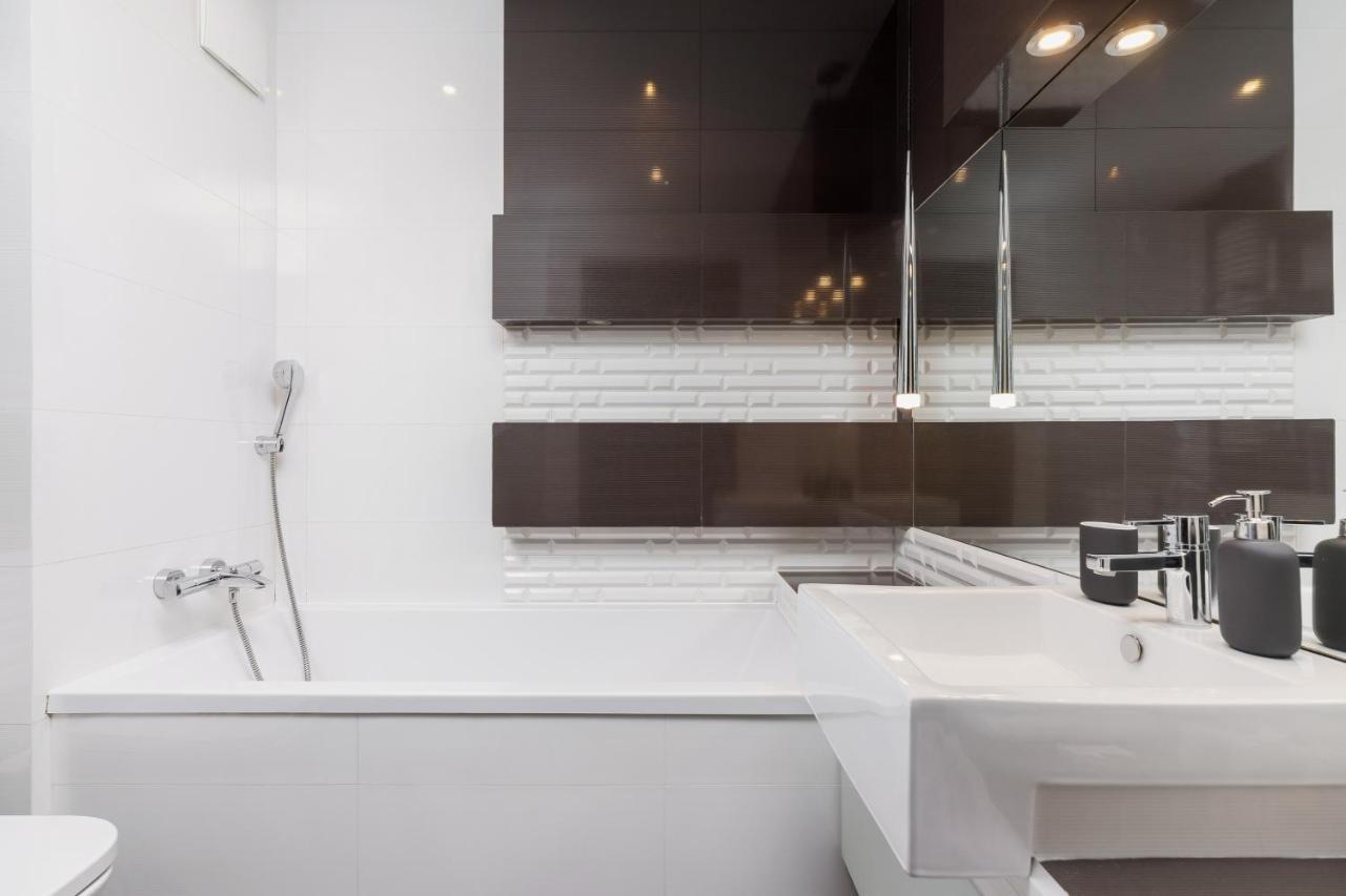 Avia Three Bedroom Two Balcony Ac & Parking By Renters Cracóvia