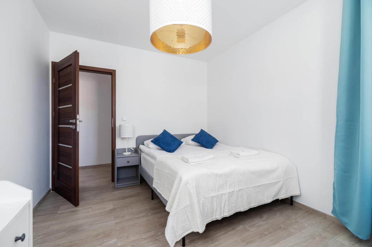 Avia Three Bedroom Two Balcony Ac & Parking By Renters Apartamento Cracóvia